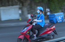 重庆渝中廖泽萌：送餐路上，“暑”你最美！