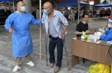 志愿服务念好“32字经” 为特殊人群采样送便利