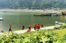 重庆巫山：志愿者捡拾垃圾 共同保护母亲河