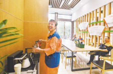 重庆为高温一线劳动者送清凉送健康