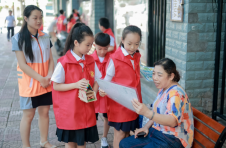 重庆九龙坡：小小志愿者 发挥大能量