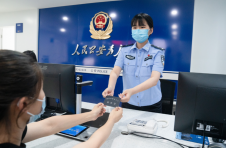 重庆警方推出居住证申领便民举措 不再以“居住登记满半年”为唯一认定依据