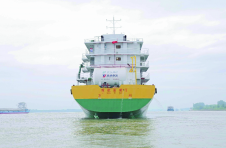 重庆万州：国内首艘绿色智能三峡船型散货运输船投运
