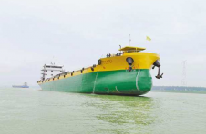 国内首艘绿色智能三峡船型散货运输船投运